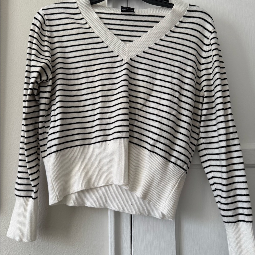 Black and White Striped V-neck Cropped Sweater Women’s Large